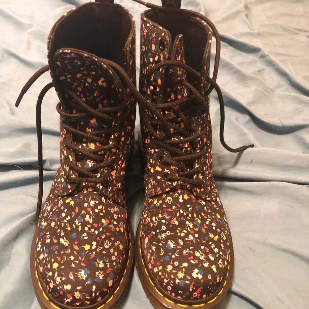 COMBAT BOOTS SIZE 10 DR MARTEN